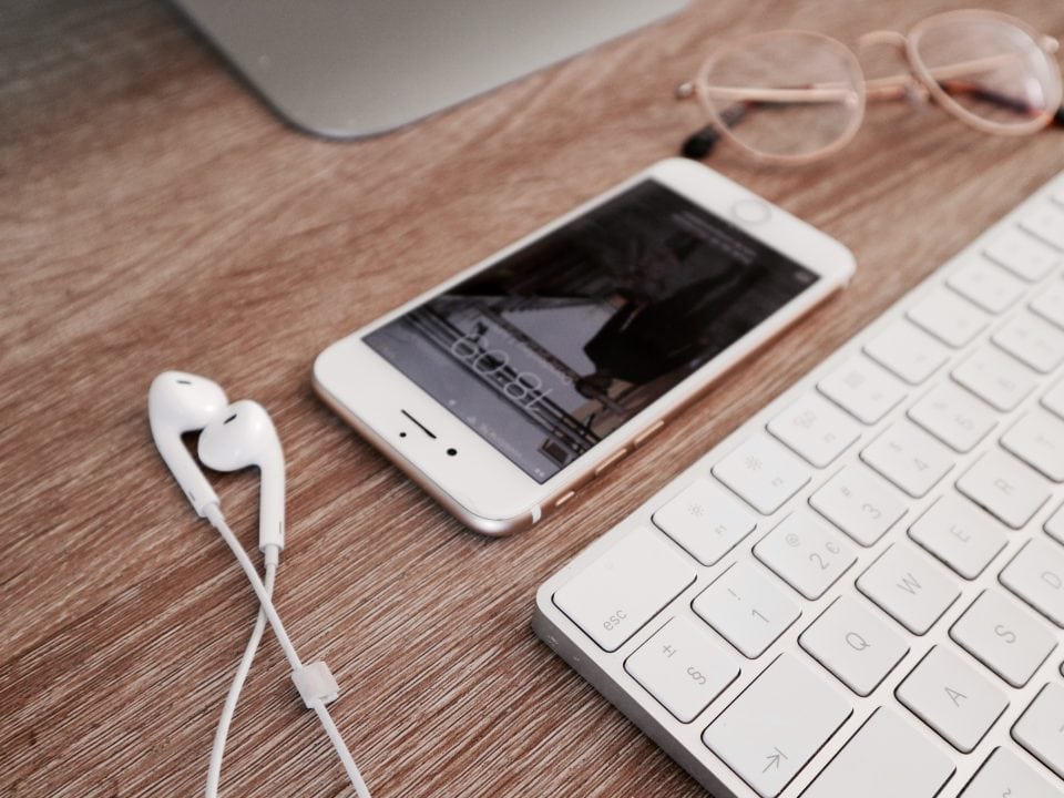 6 handige iPhone tips voor het verbeteren van typsnelheid en -kwaliteit voordelen thuiswerken iPhone oordopjes werkplek georganiseerd YouTube op de achtergrond Wanneer krijgt jouw kind zijn eerste mobiele telefoon en waar let je op? momambition.nl
