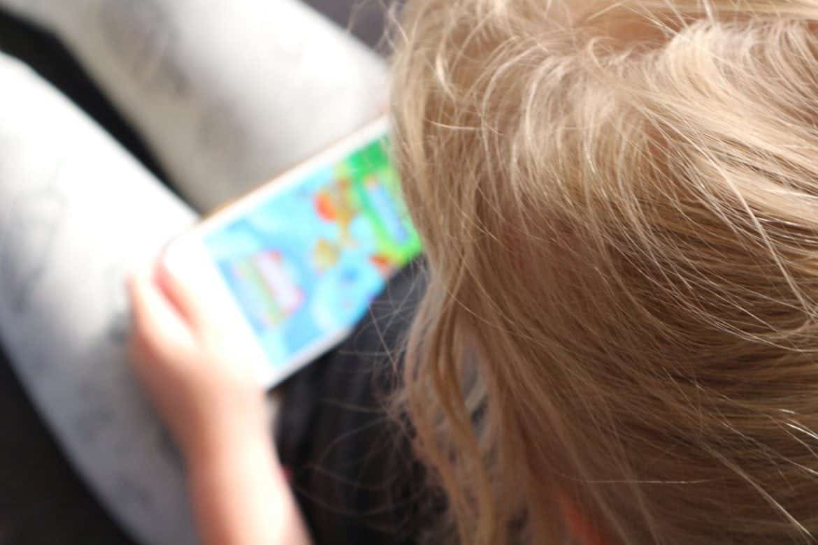iPhone kopen kind Wanneer krijgt jouw kind zijn eerste mobiele telefoon en waar let je op? momambition.nl