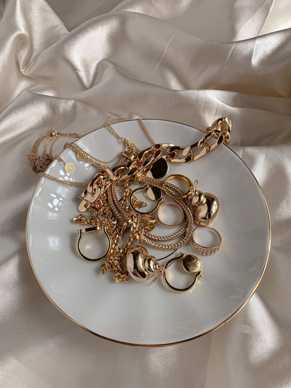 oude spullen met veel waarde golden accessories on white saucer