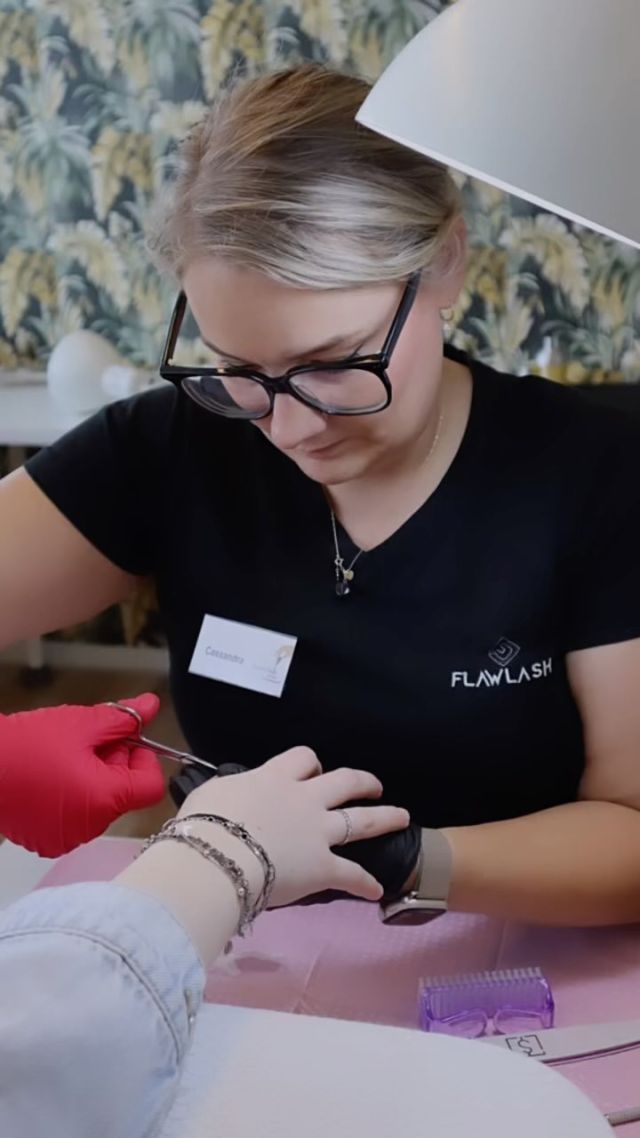 Opperste concentratie afgelopen zondag… want ja… #nevernotlearning 🖤

Op moederdag ging de reis naar @beautynailsbypetra in veendam voor de cursus upperforms van @labeautique_e_janieke om zowel bij te blijven in de continu veranderende nagelbranche maar ook om nog betere kwaliteit te kunnen waarborgen voor jou, mijn lieve klant! 🥰

En voor iemand die altijd angst krijgt van groepen, was dit een hele overwinning. Wat was dit een fijn klasje met heerlijke mensen. Relaxed, gefocused. Ik heb oprecht genoten en weer heel veel geleerd.  Nagelverlengingen kunnen nu nóg sneller en strakker gezet worden! 🥳

Ik geniet nog steeds helemaal na als ik de foto’s weer terug kijk. Op naar de volgende want ik kom terug dames! 🤍🙏🏻
#upperformstraining #upperformsnailextension #nagelverlenging @tanya_savchenko_nails #tgel #groningen #harengroningen #glimmen #zuidlaren #eeldepaterswolde #nagelsalon #naturalnailtreatment #cursus #altijdblijvenleren